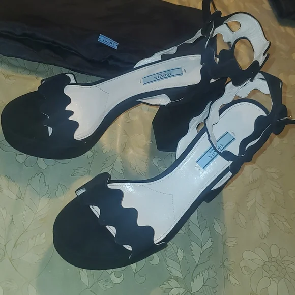 Prada shoes black Prada shoes black heel comes with pra original shoe protector - Picture 2 of 16